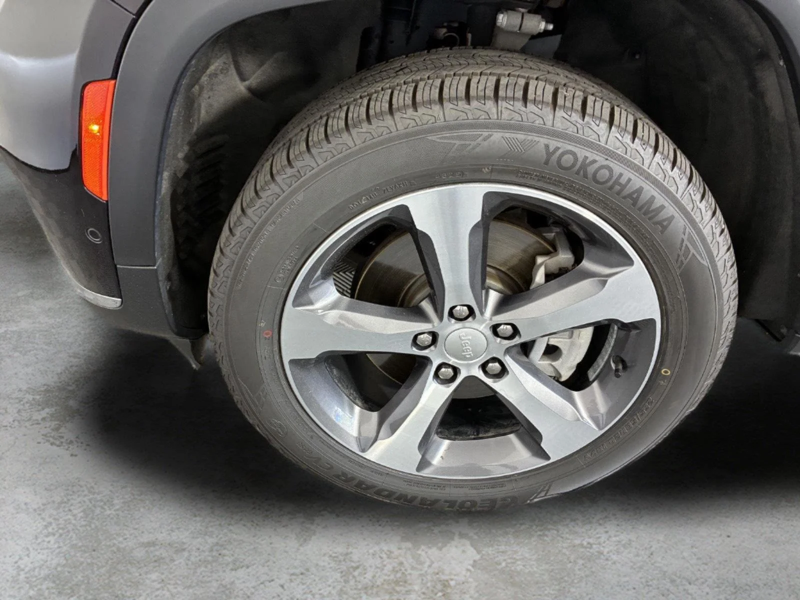 Used 2023 Ember Pearlcoat Jeep Limited image 16