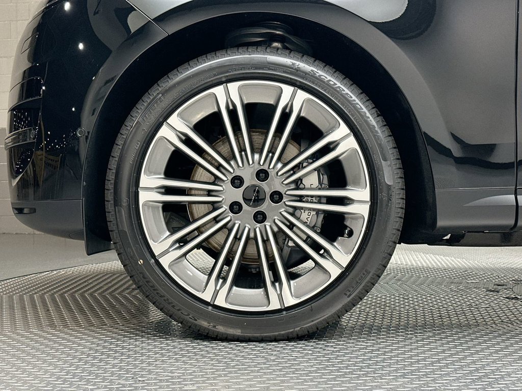 New 2027 Santorini Black Land Rover SE image 5