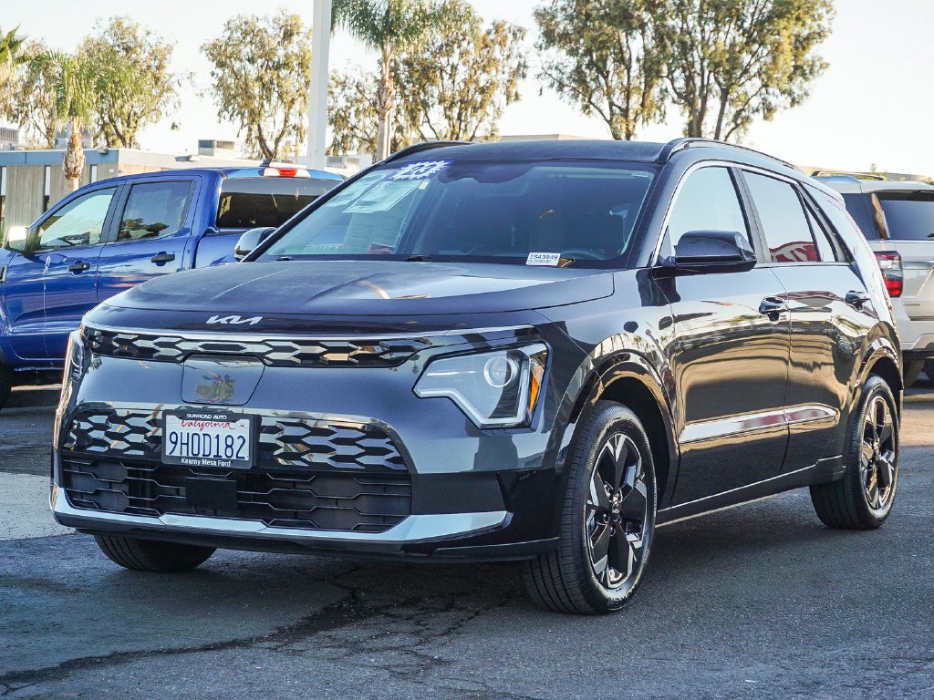 Used 2023 Gray Kia Wind image 3