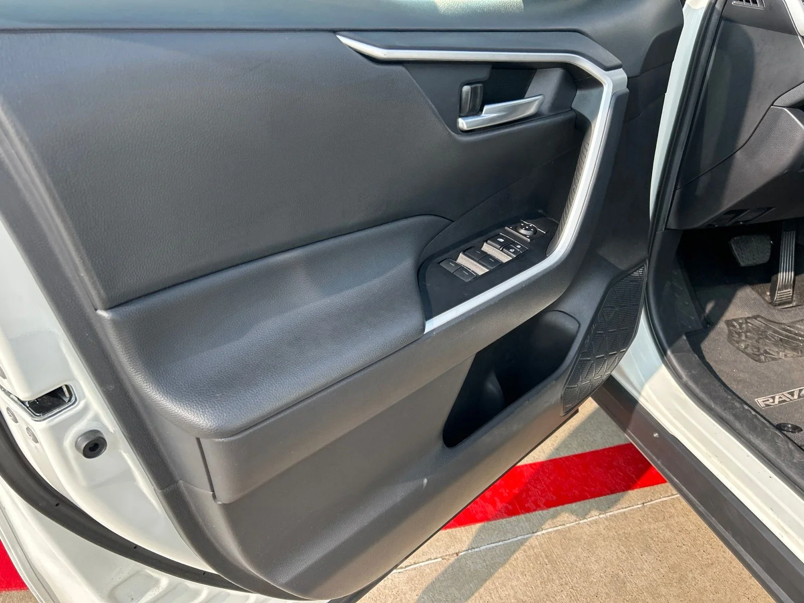 Used 2025 White Toyota XLE image 20
