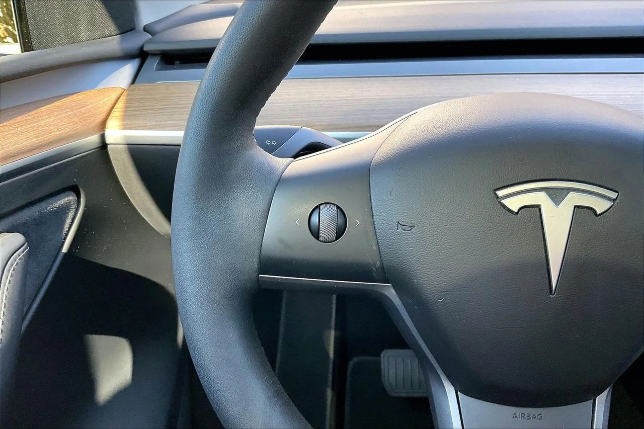 Used 2023  Tesla Long Range image 31