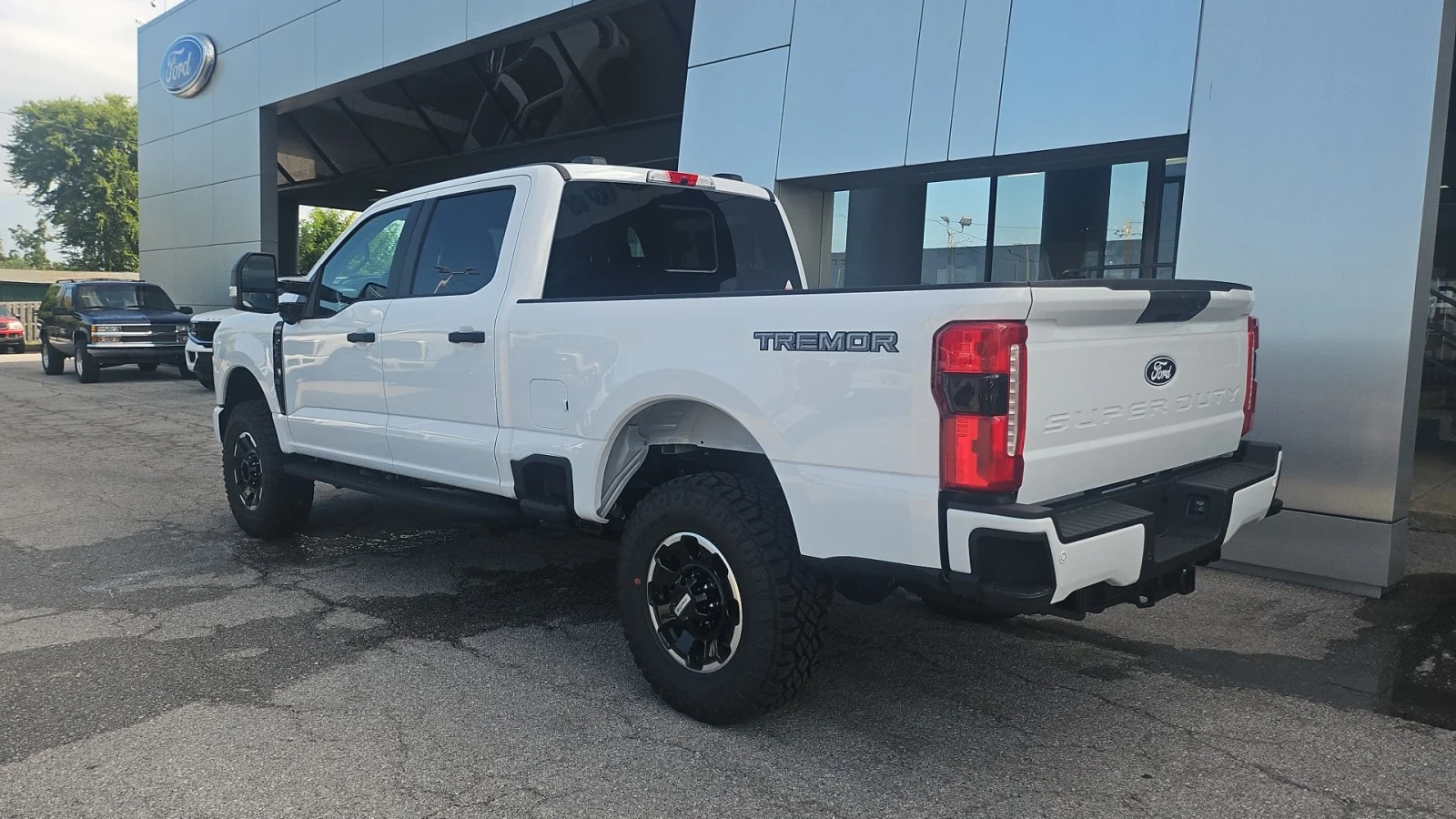 New 2027 Oxford White Ford XL 4WD image 3