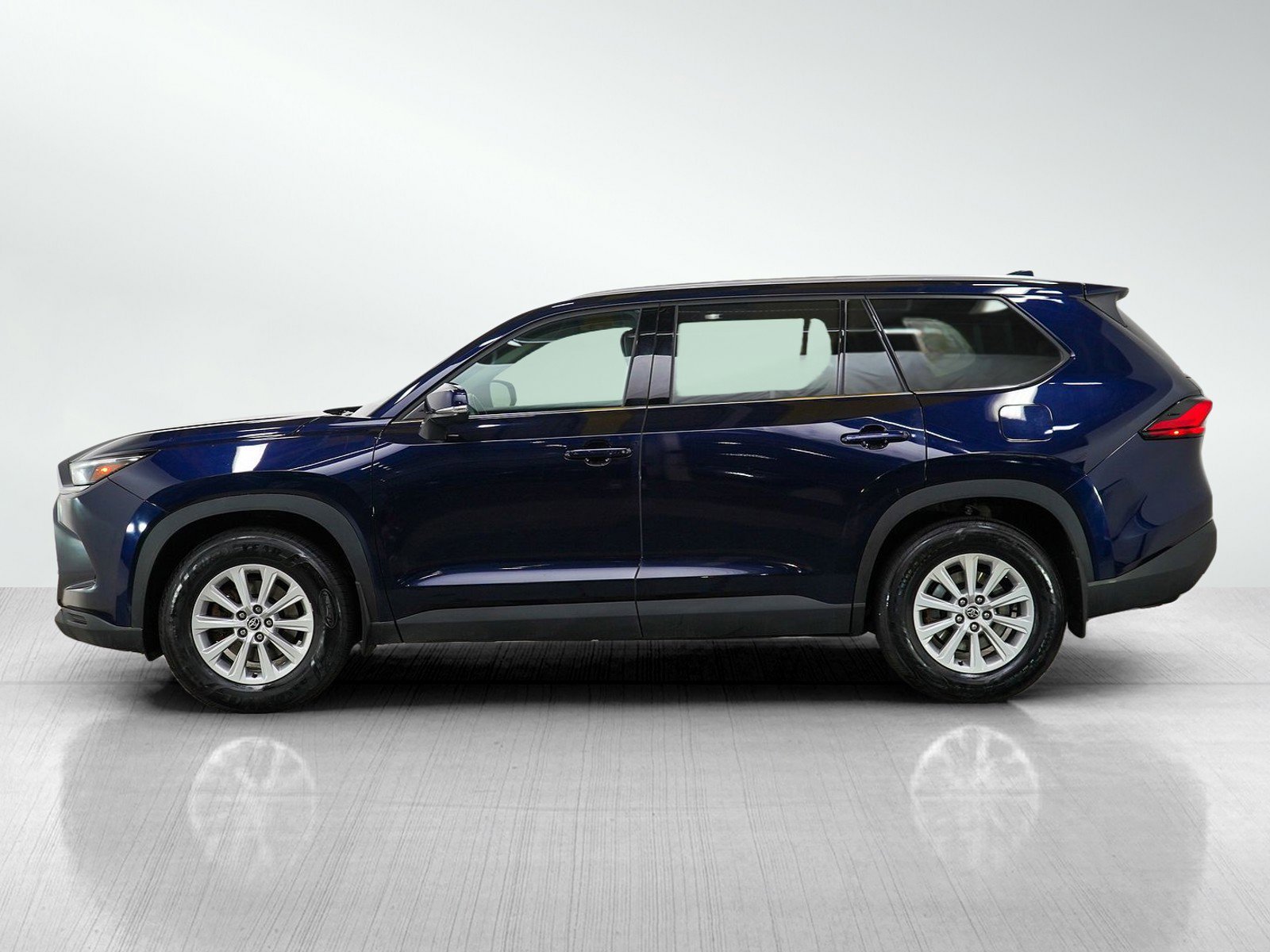 Used 2024 Toyota Grand Highlander XLE with VIN 5TDAAAB53RS000326 for sale in Burnsville, Minnesota