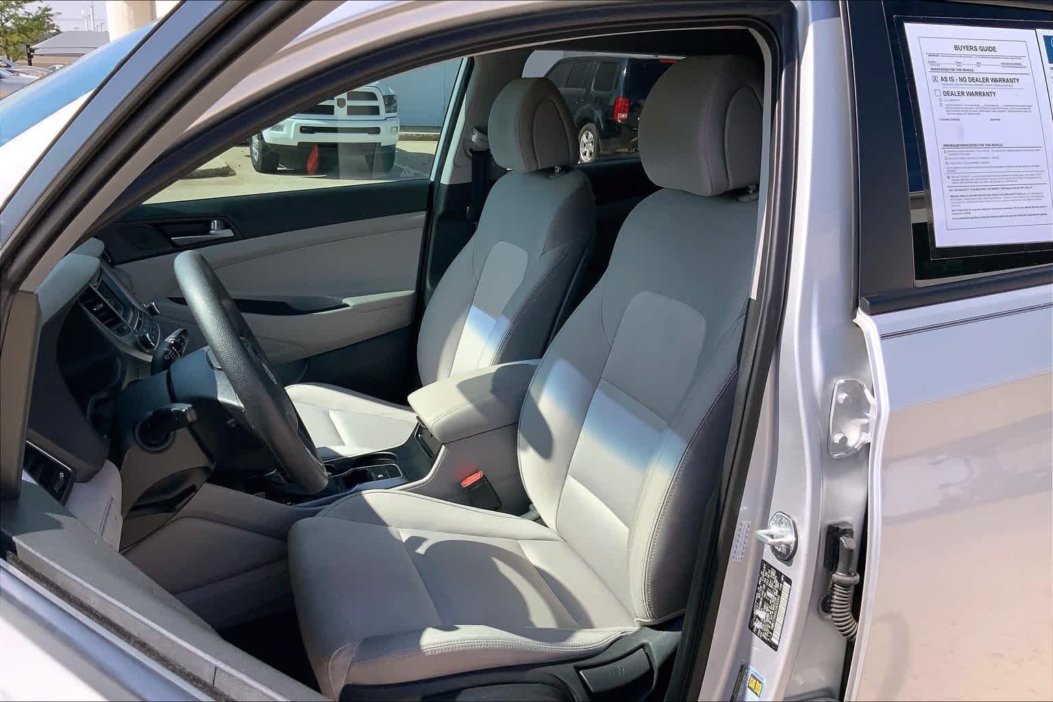 Used 2018 Molten Silver Hyundai SE image 7
