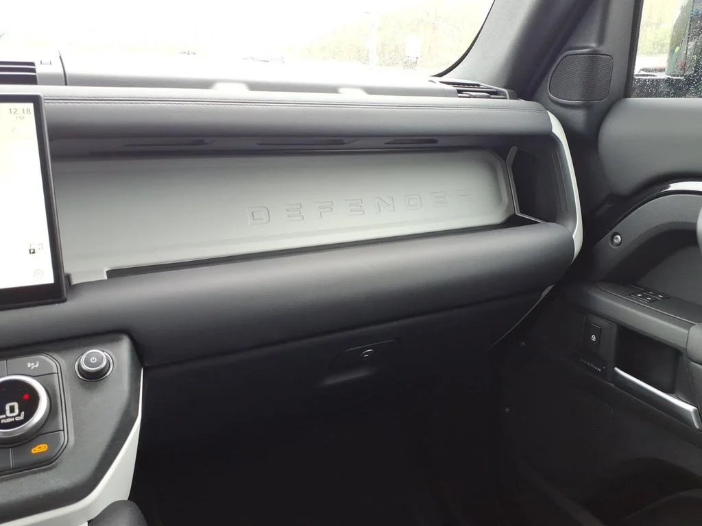Used 2025  Land Rover S image 20
