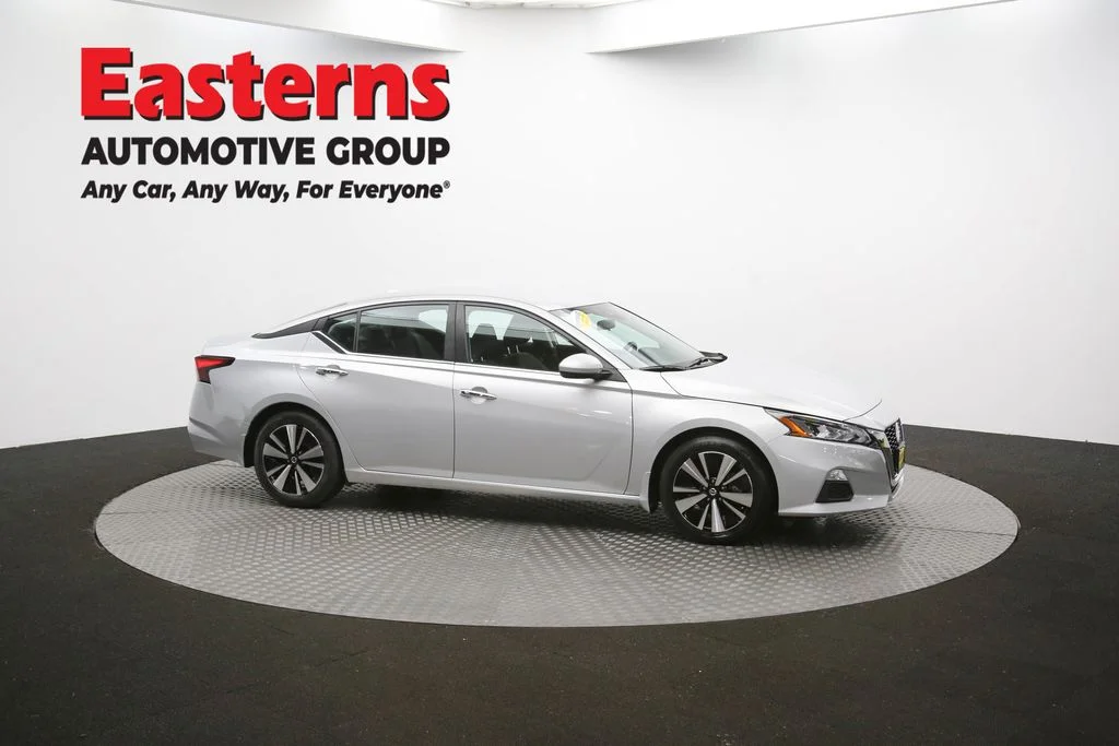 Used 2022 Silver Nissan 2.5 SV image 46