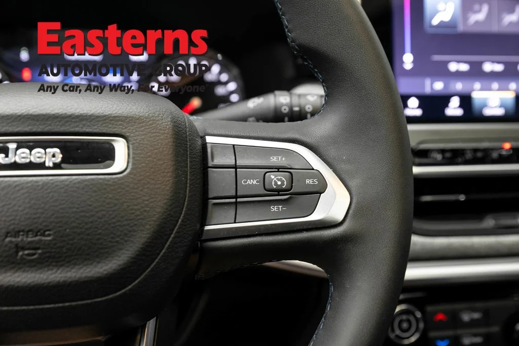 Used 2022 Silver Jeep Latitude image 16