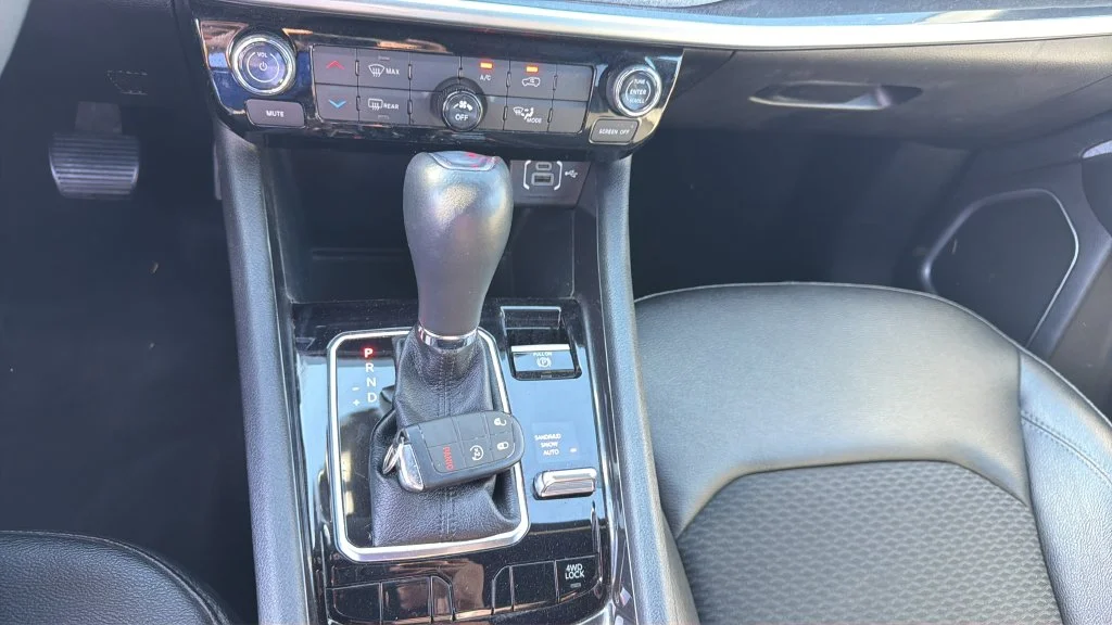 Used 2024 White Jeep Latitude image 18