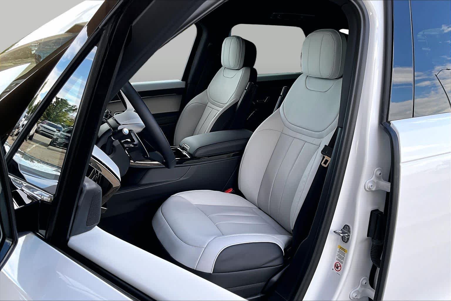 New 2026 Ostuni Pearl White Land Rover Dynamic SE image 9
