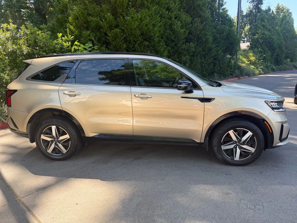 Used 2021 Crystal Beige Kia EX image 2