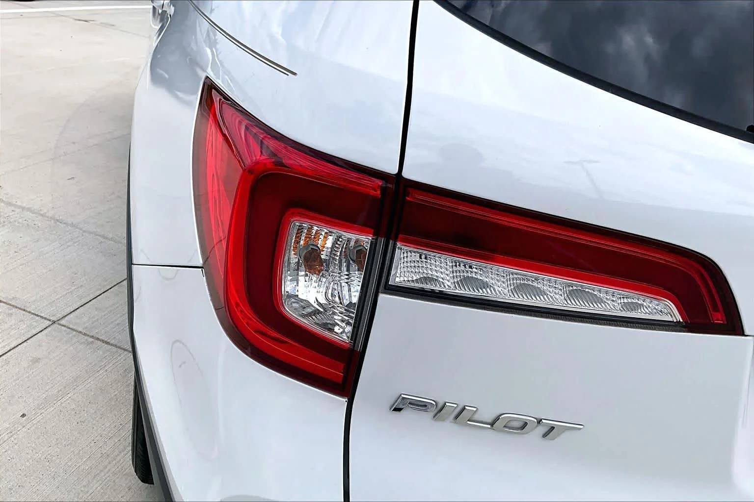 Used 2020 Platinum White Pearl Honda EX-L image 28