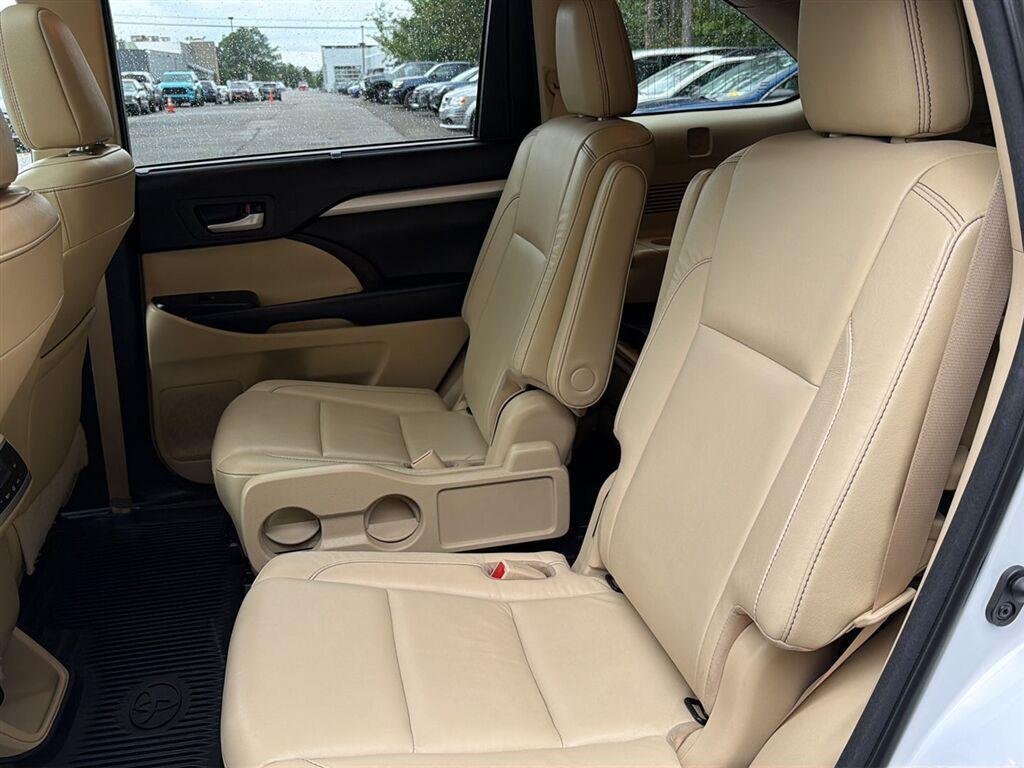 Used 2017 Blizzard Pearl Toyota XLE image 11