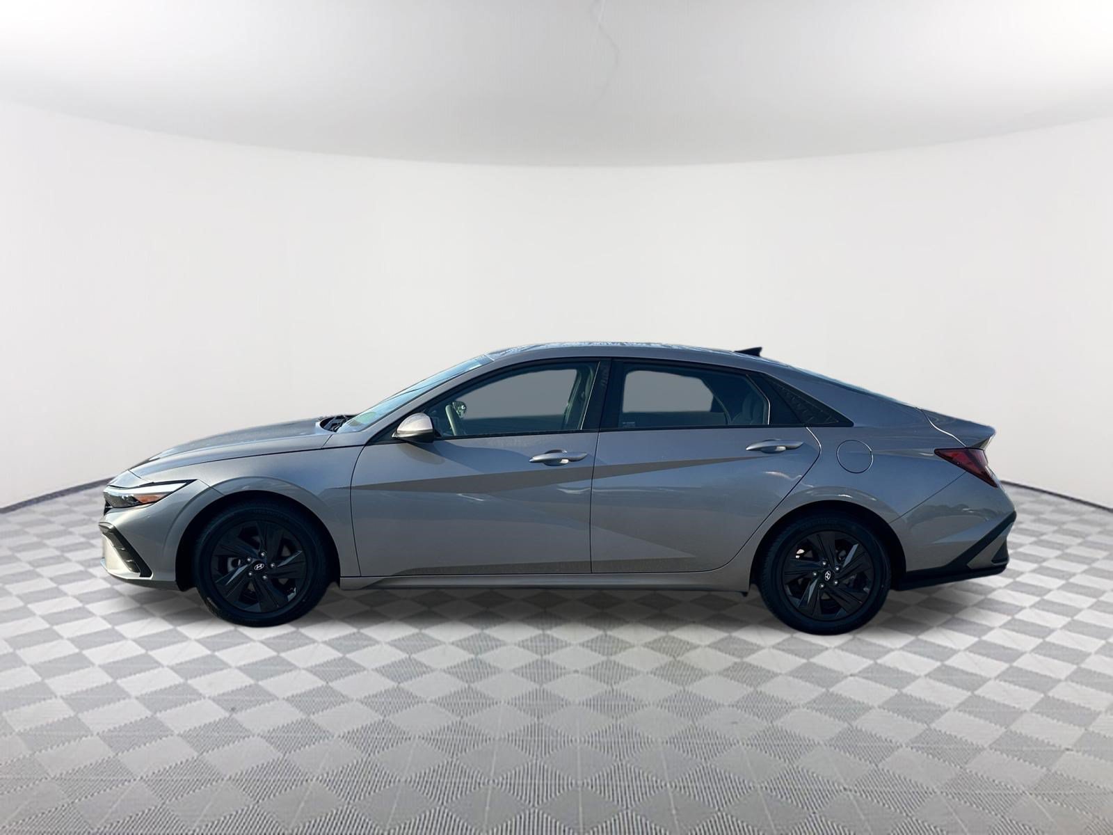 Used 2024 Fluid Metal Hyundai SE image 8