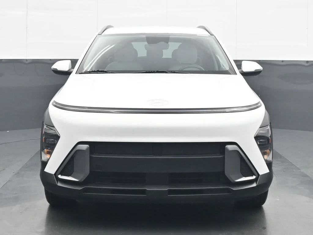 Used 2025 White Hyundai SEL image 1