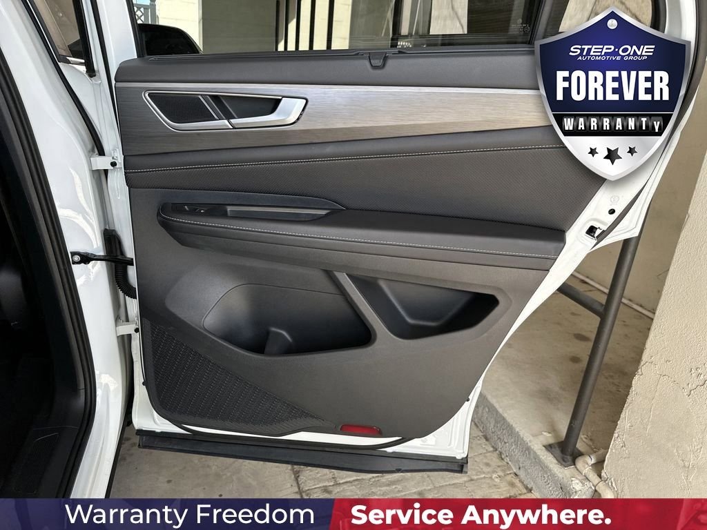Used 2025  Volkswagen 2.0T SE w/Technology image 34