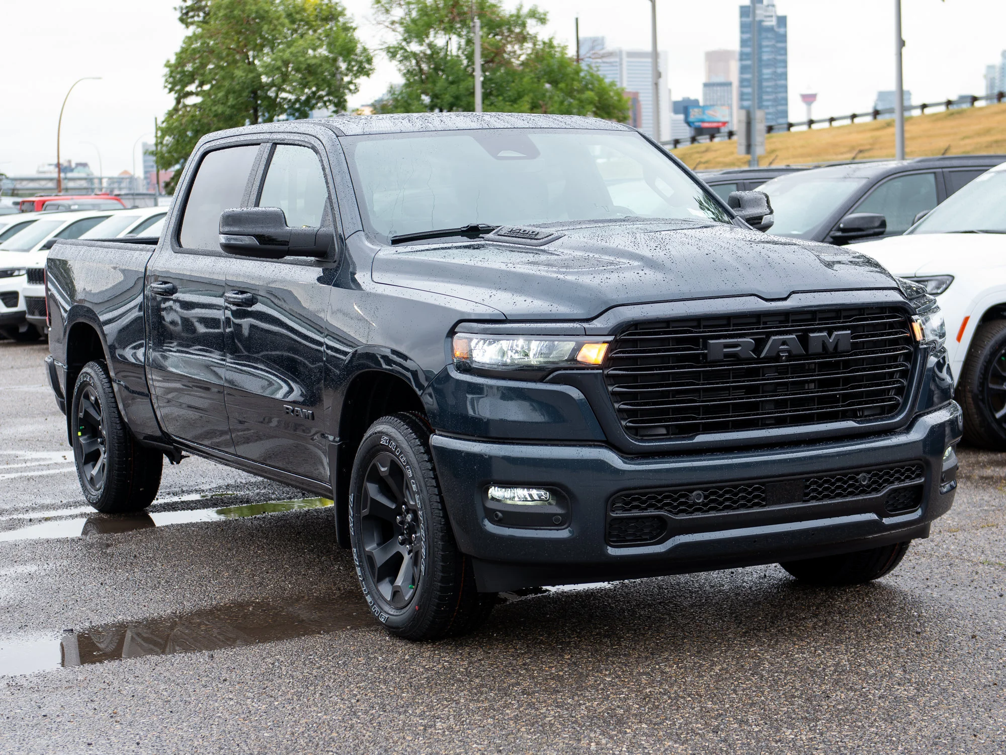 New 2026 Blue RAM Sport* Crew Cab 4x4, Panoramic Sunroof, Heated Seats/Wheel, Nav image 9