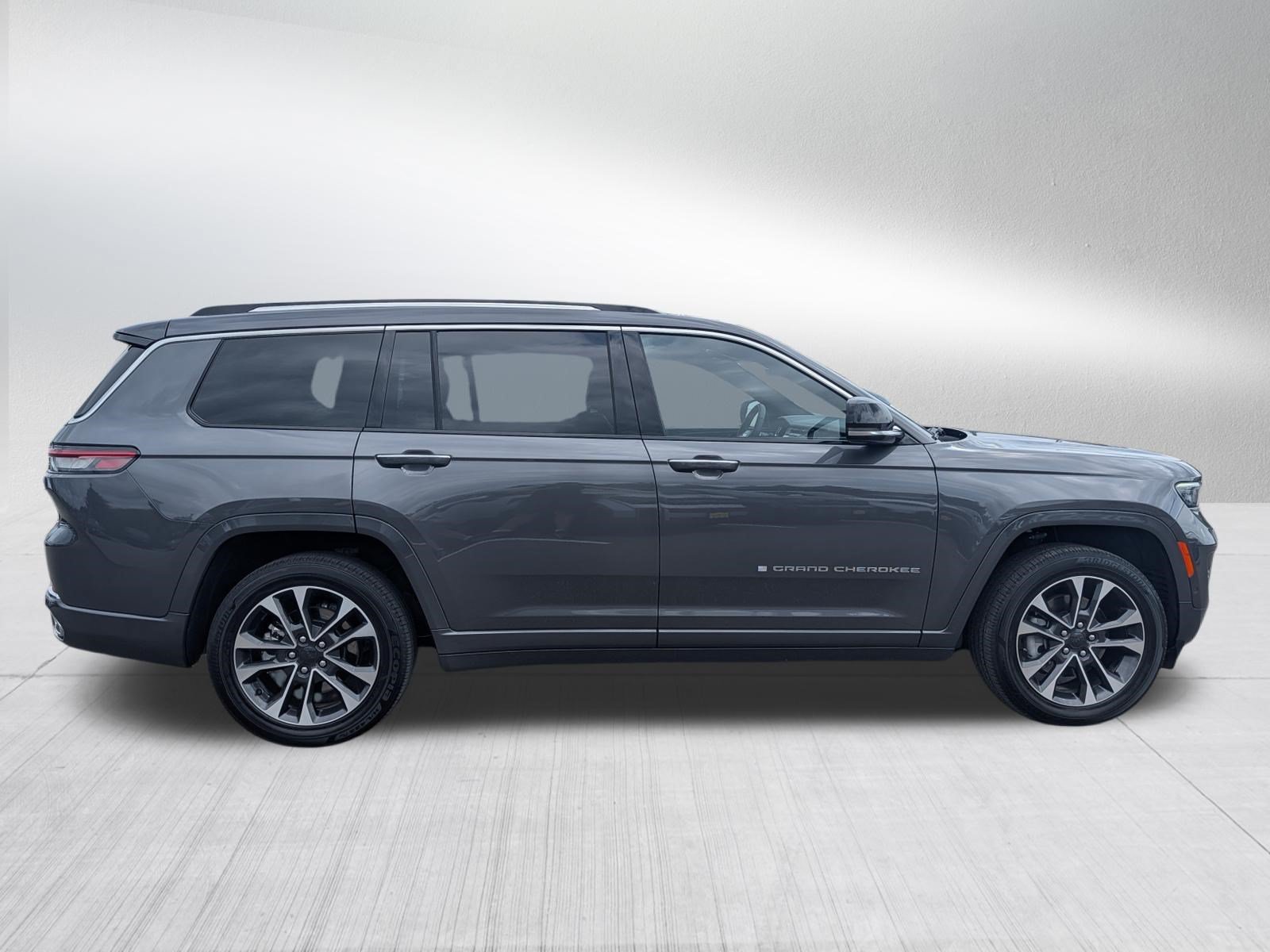 Used 2023 Baltic Gray Metallic Clearcoat Jeep Overland image 8