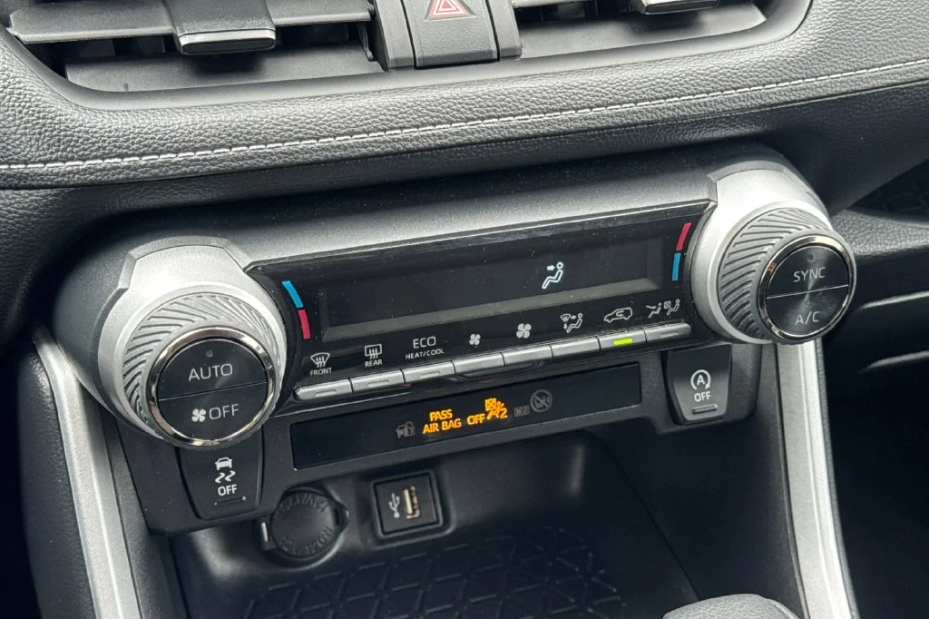 Used 2025 Pearl Toyota XLE image 25