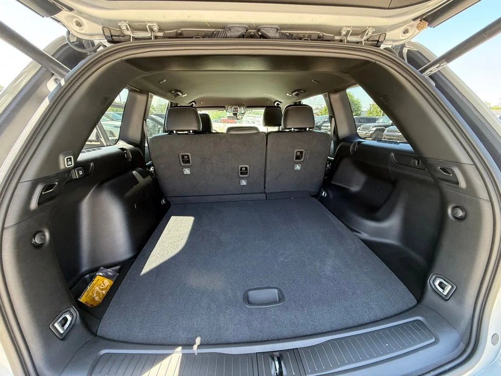 New 2026 Silver Zynith Exterior Paint Jeep Altitude image 24
