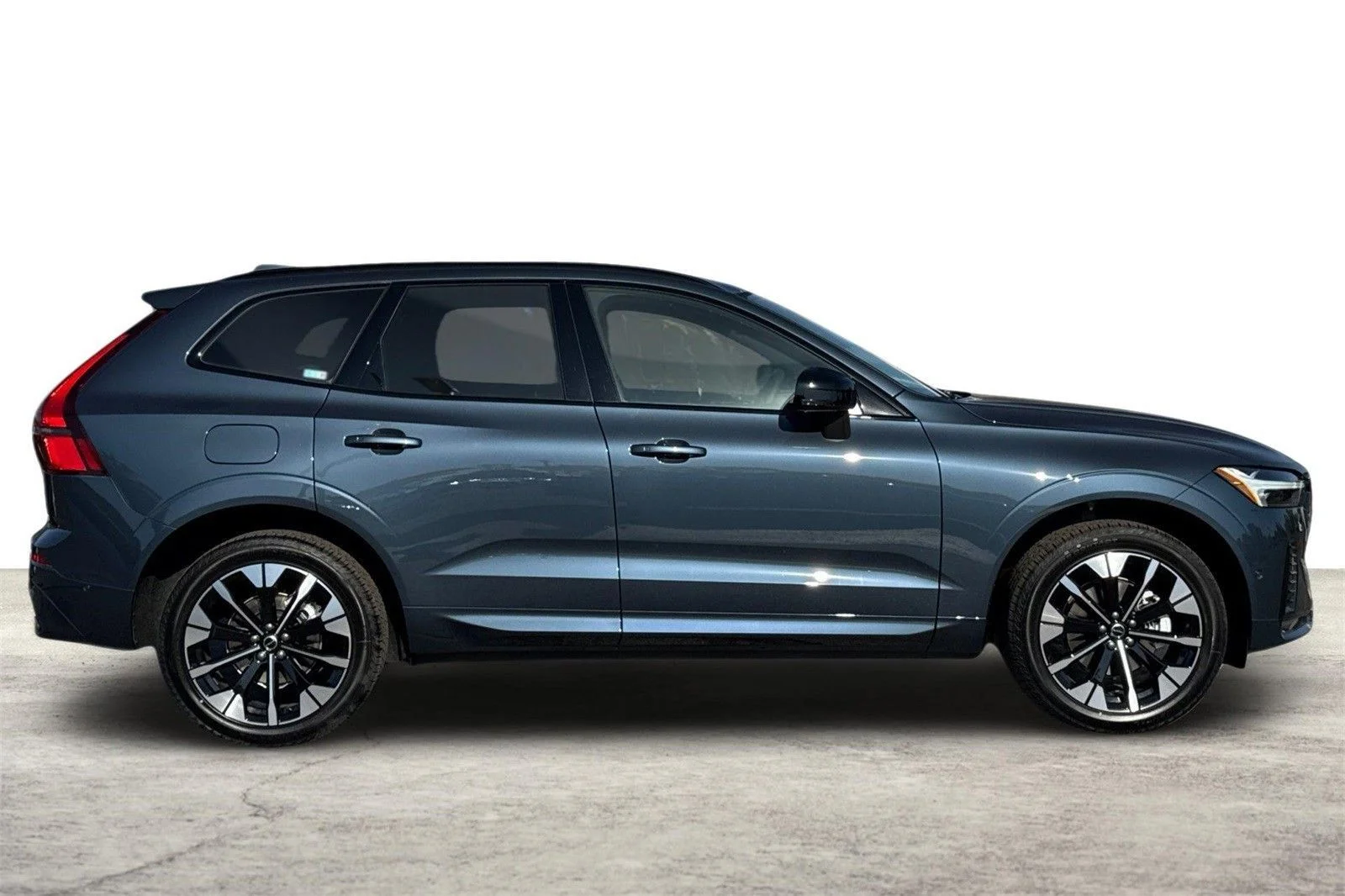 2026 Volvo XC60 Plus - Photo 10