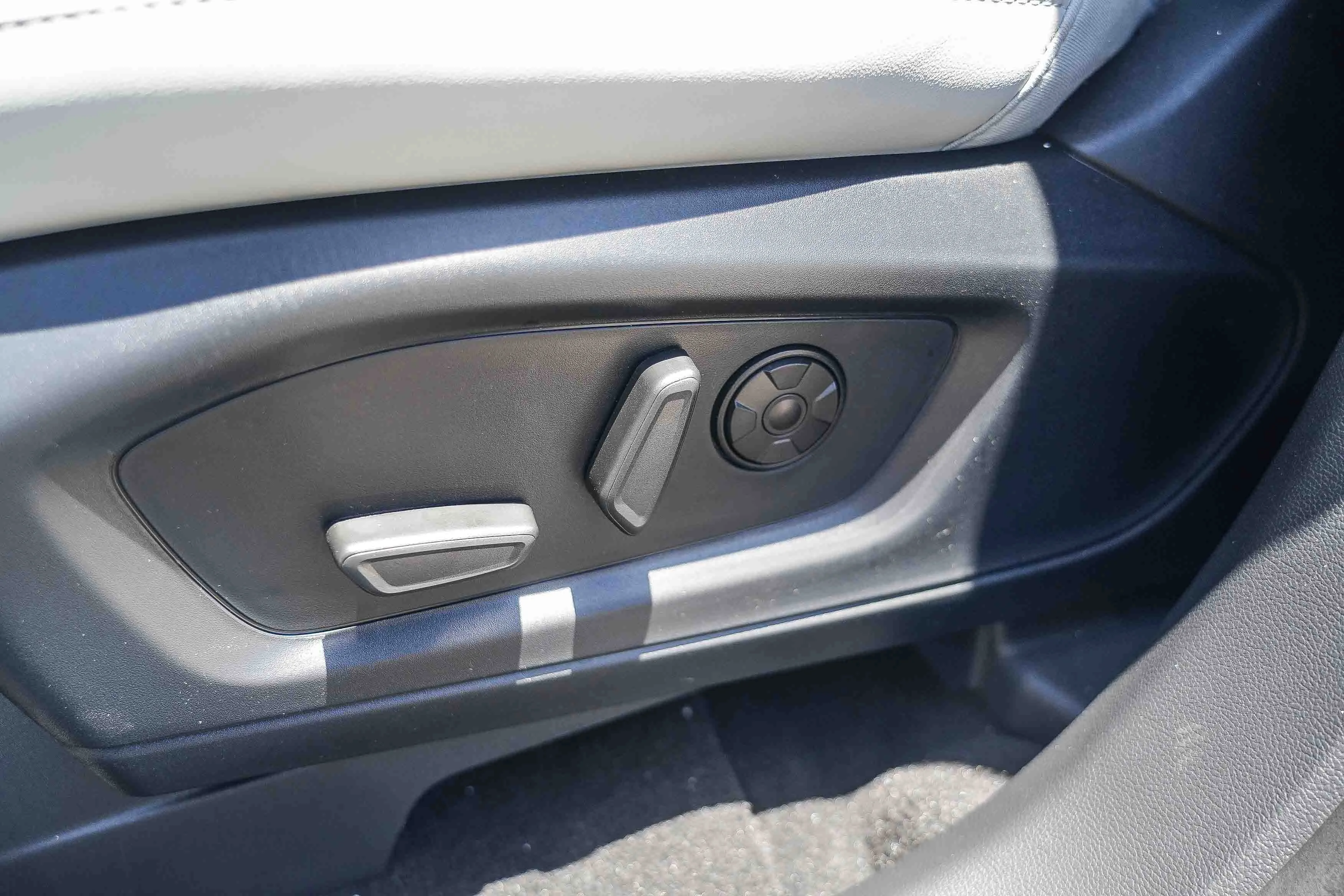 New 2026 Star White Metallic Tri-Coat Ford Platinum™ image 24