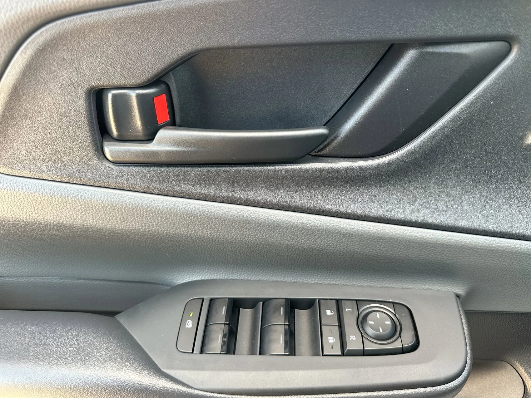 2025 Toyota Prius LE - Photo 13