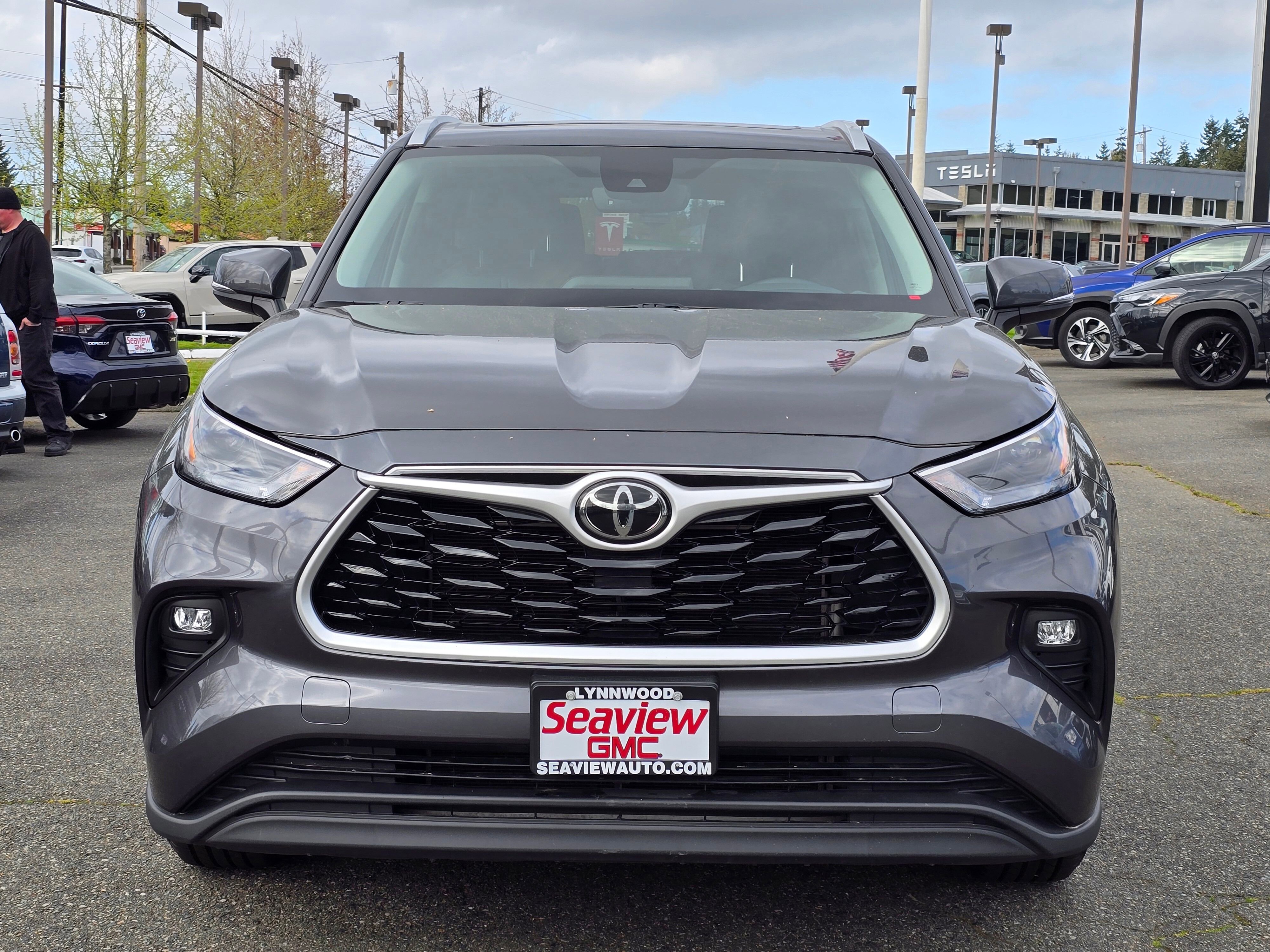Used 2023  Toyota L image 2