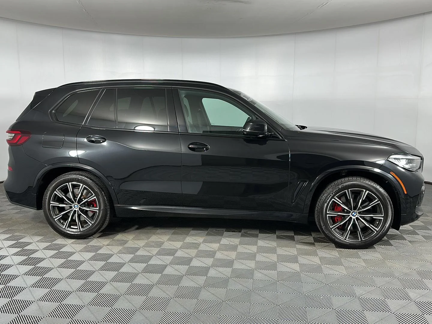 Used 2022 Black Sapphire Metallic BMW M50i image 32