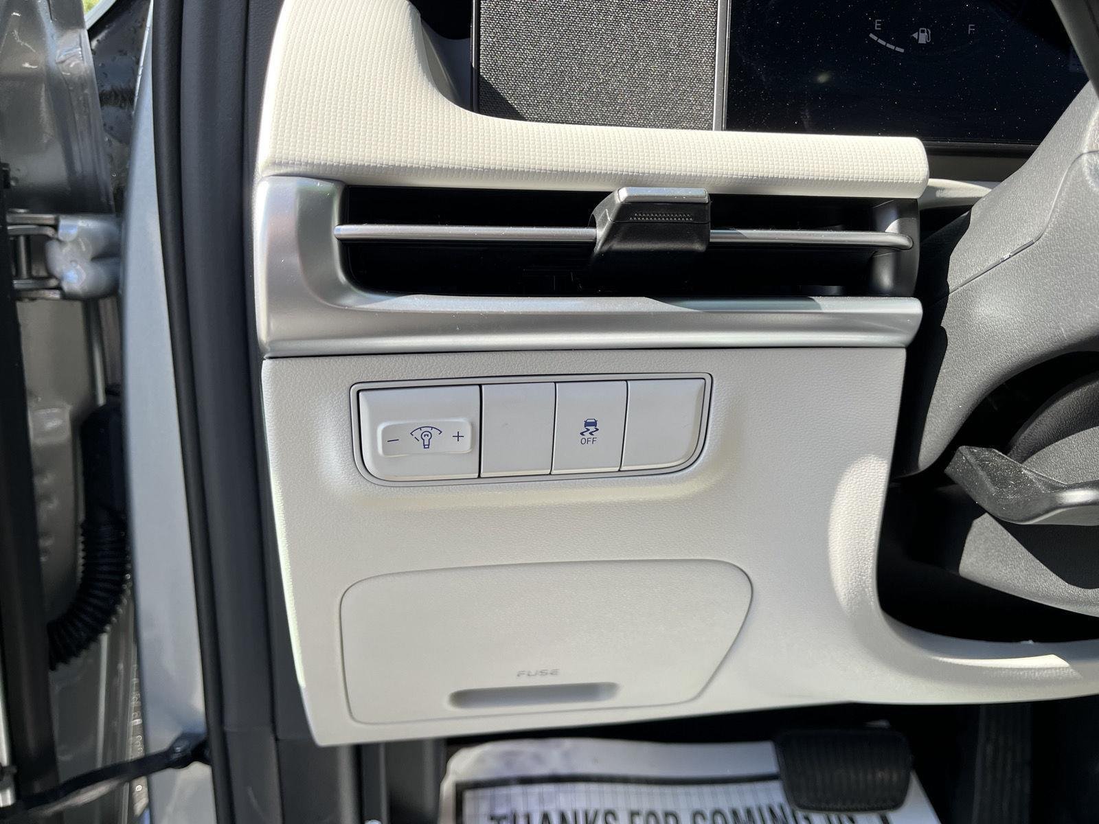 Used 2025 Shimmering Silver Hyundai SE image 30