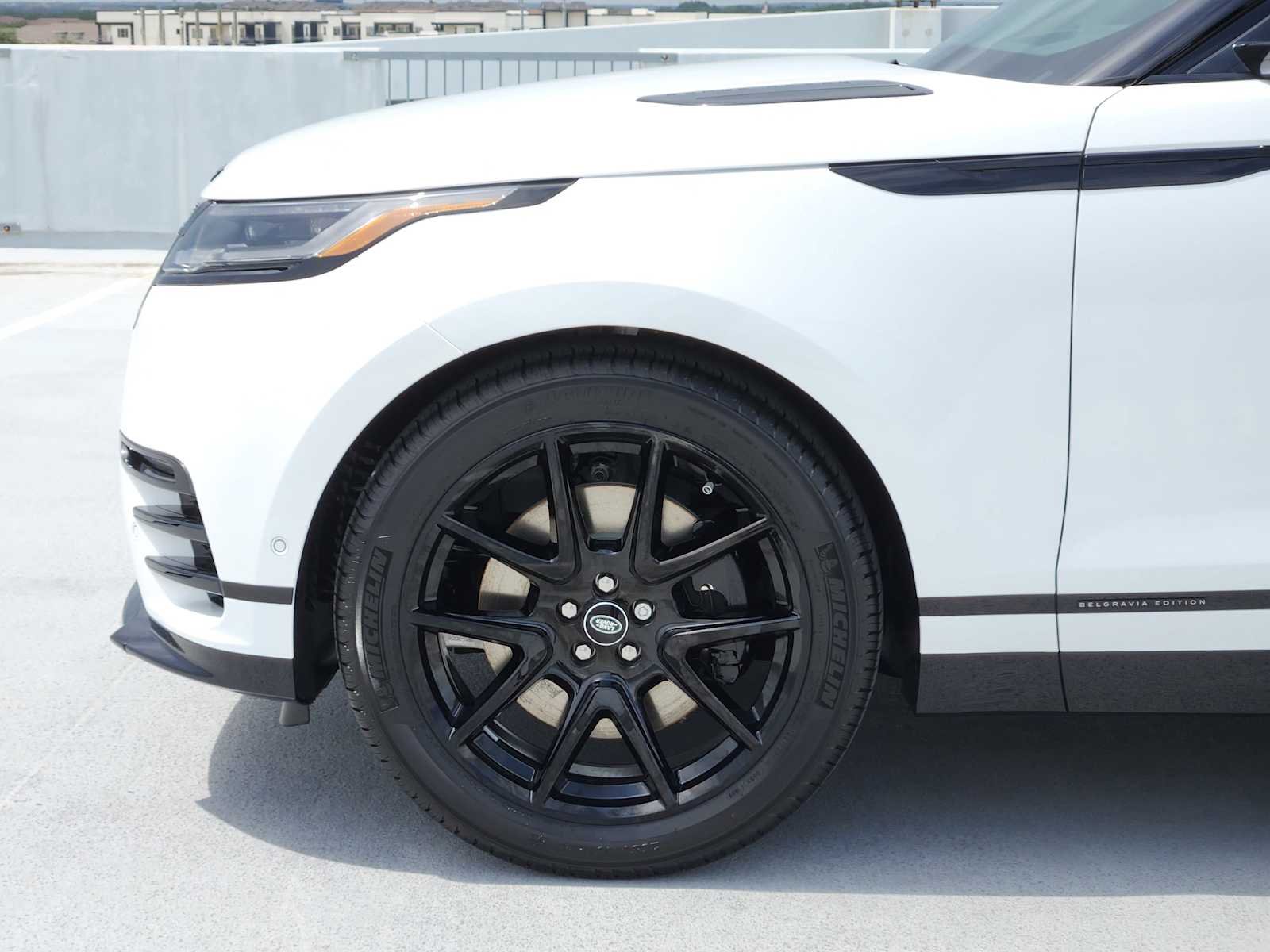 New 2026 Ostuni Pearl White LAND ROVER Belgravia Edition image 9