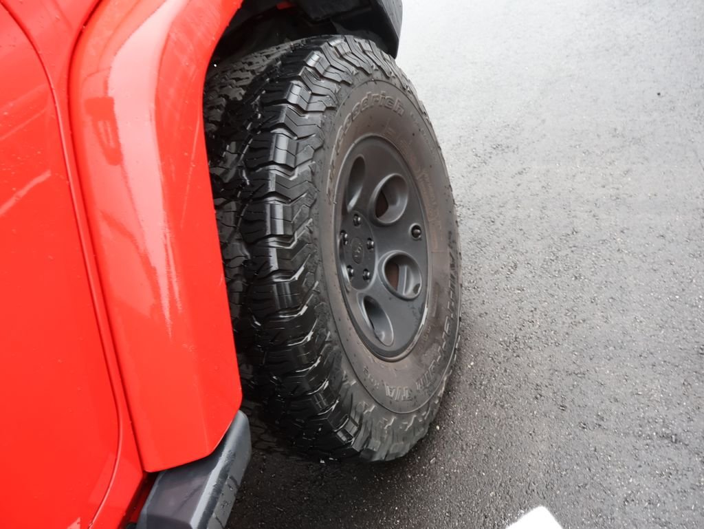 Used 2015 Red Jeep Unlimited Sahara image 12