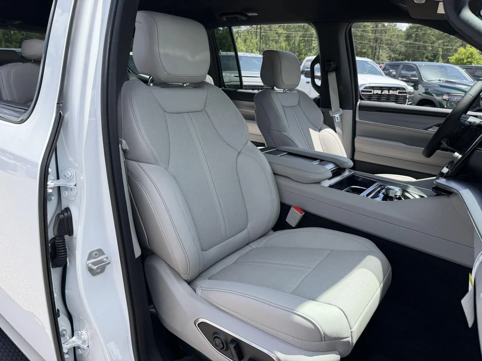 New 2026 Bright White Clear-Coat Exterior Paint Jeep 4x2 image 22