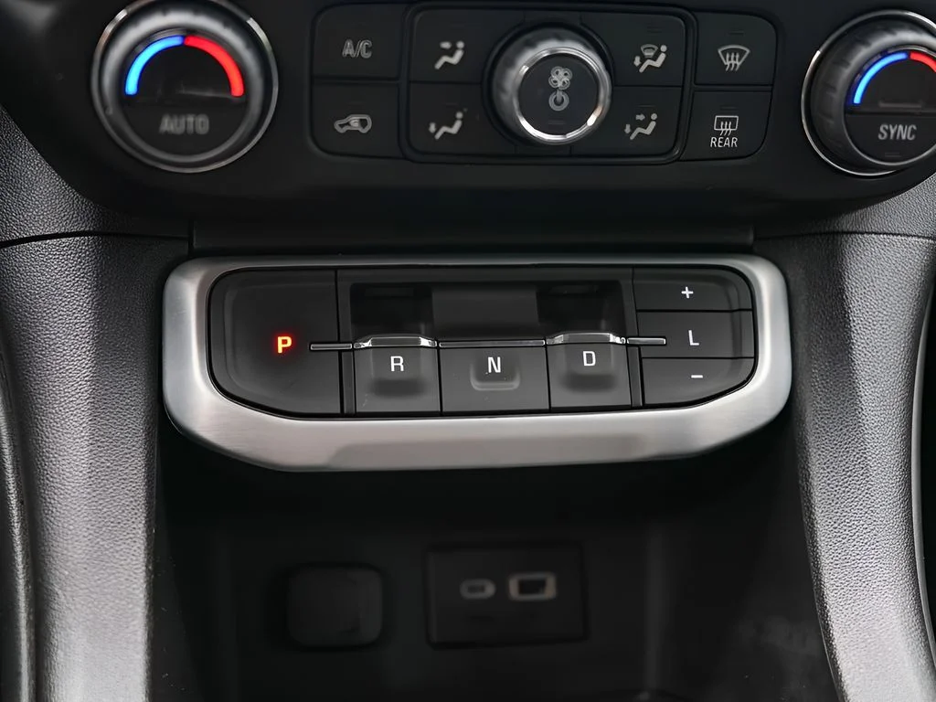 Used 2022 White GMC SLE image 23