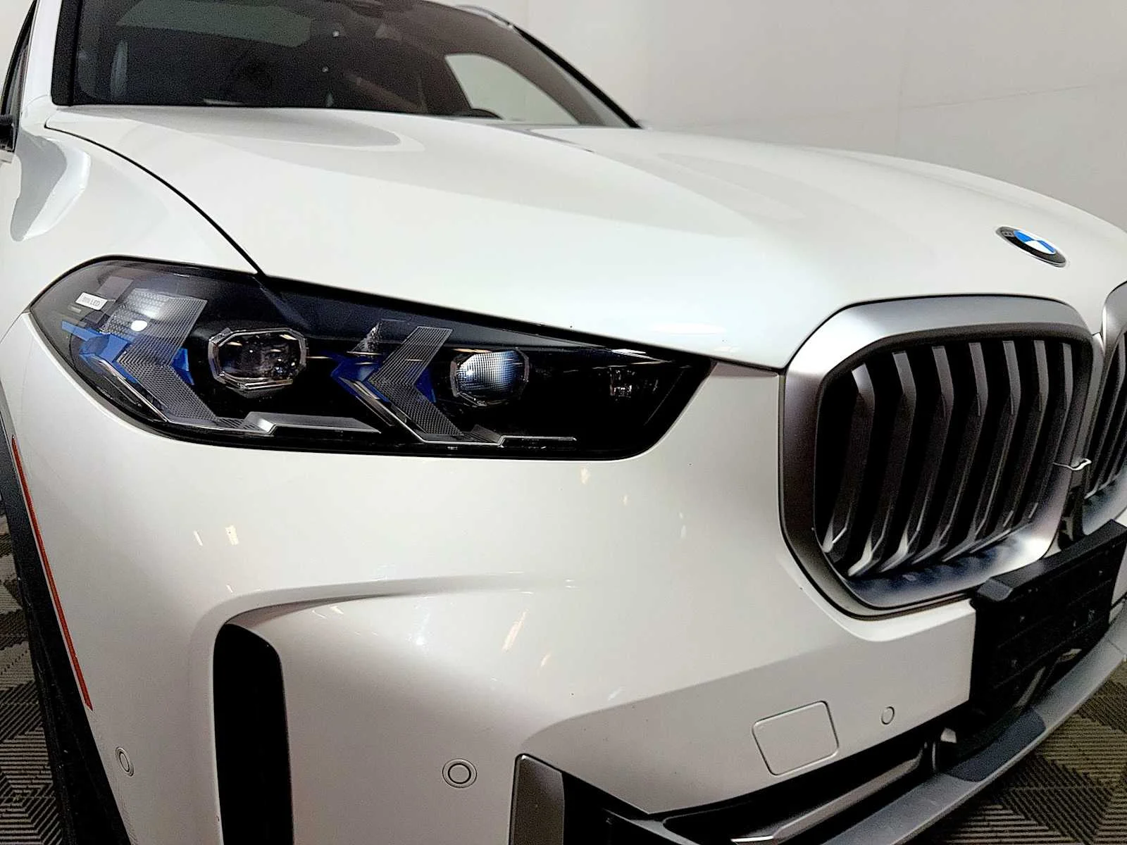 Certified Used 2024 Mineral White Metallic BMW xDrive40i image 25