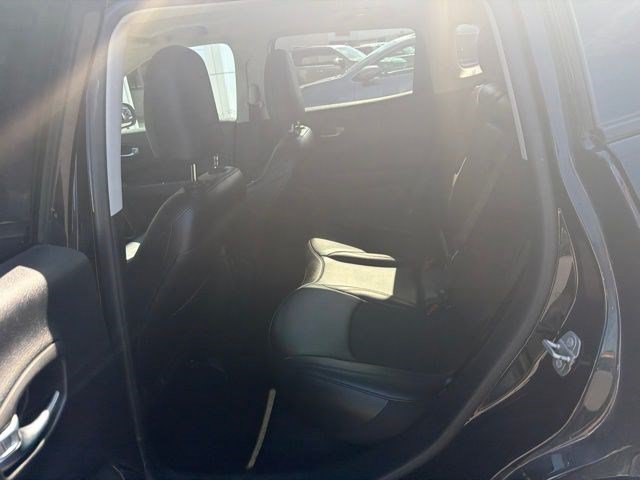 Used 2020 Diamond Black Crystal Pearlcoat Jeep Latitude w/Sun/Safety Pkg image 8
