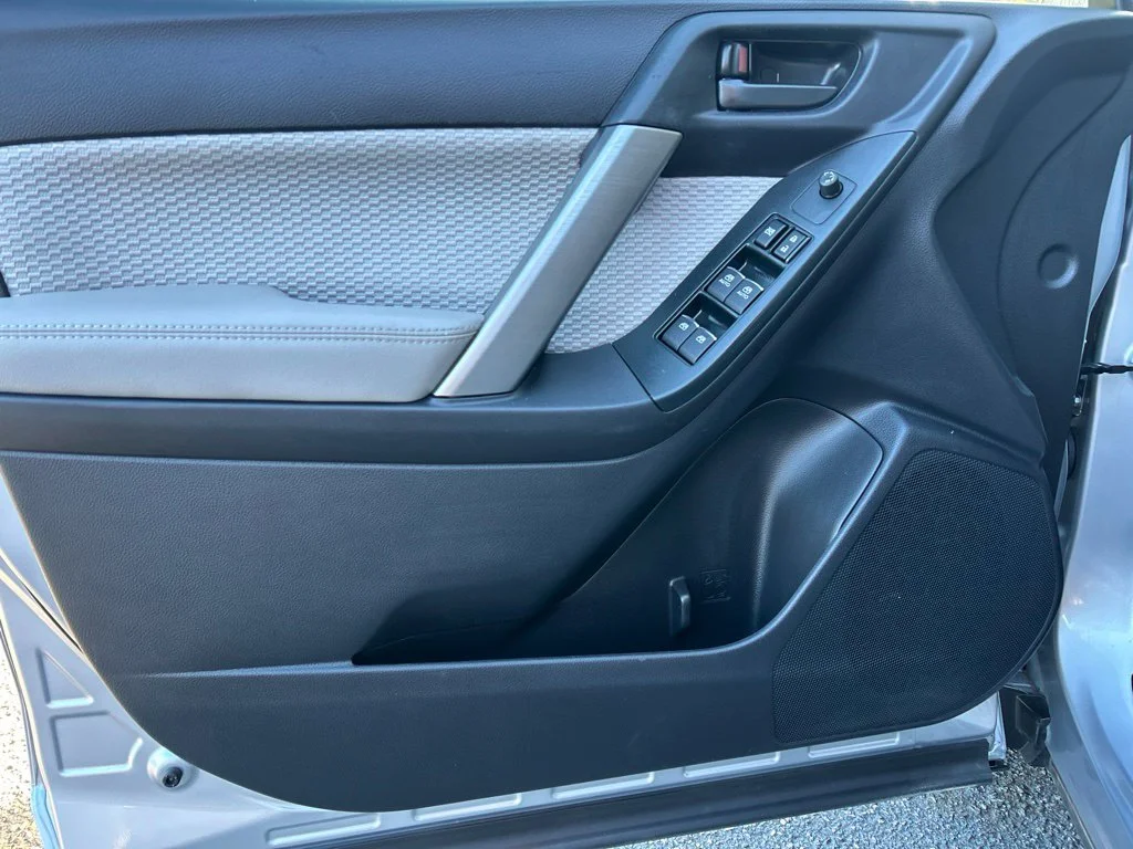 Used 2018 Silver Subaru 2.5i Premium image 14