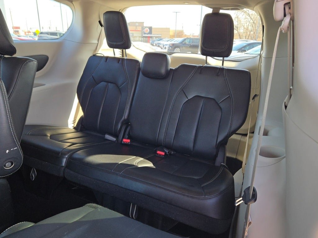 Used 2024 Black Chrysler Select image 19