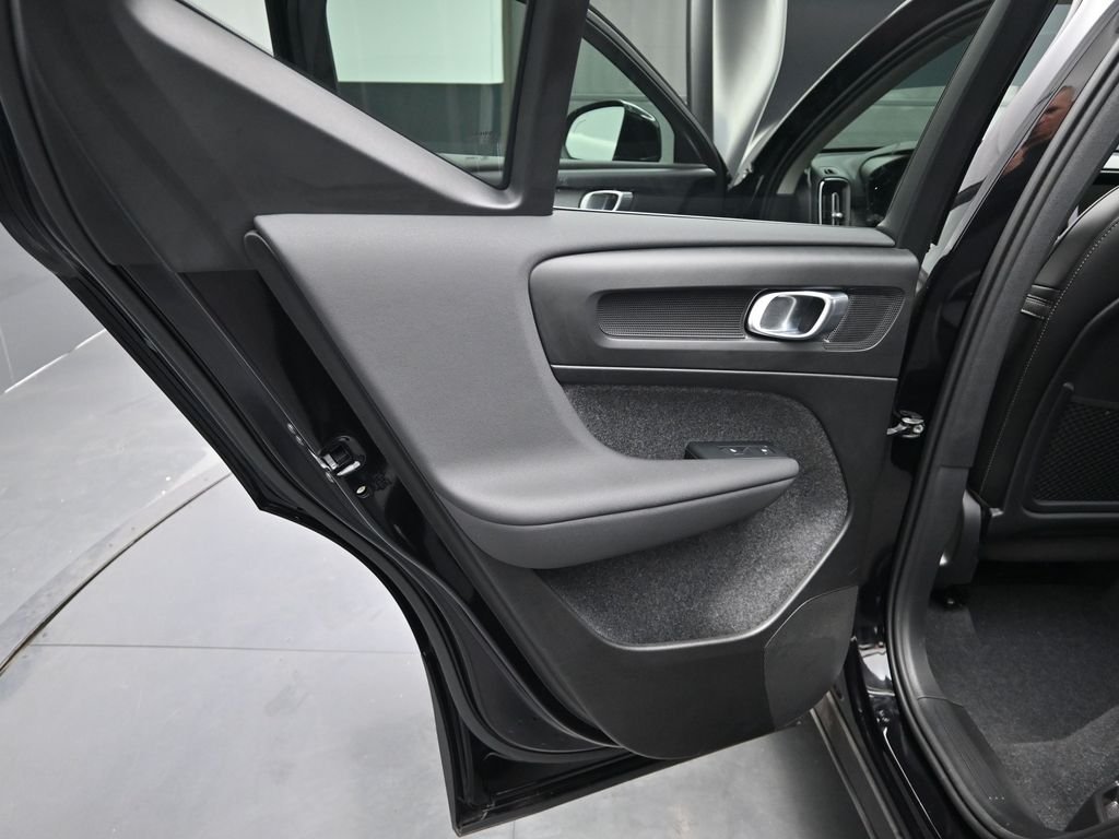 2025 Volvo XC40 Core - Photo 13