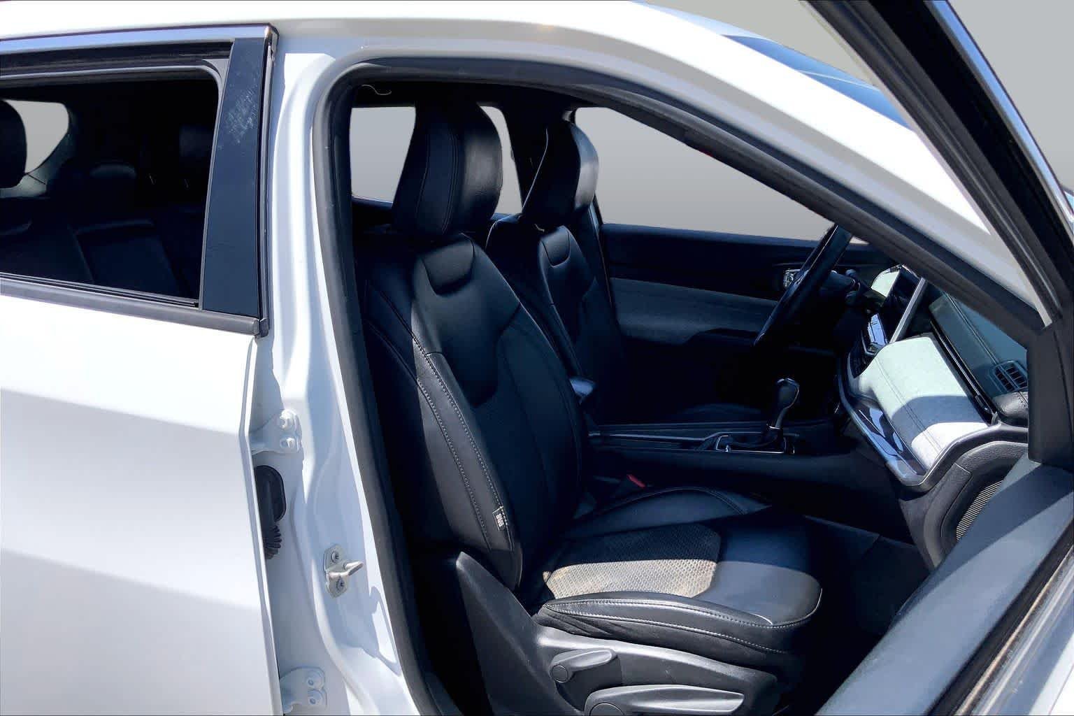 Used 2023 Bright White Clearcoat Jeep Latitude image 9