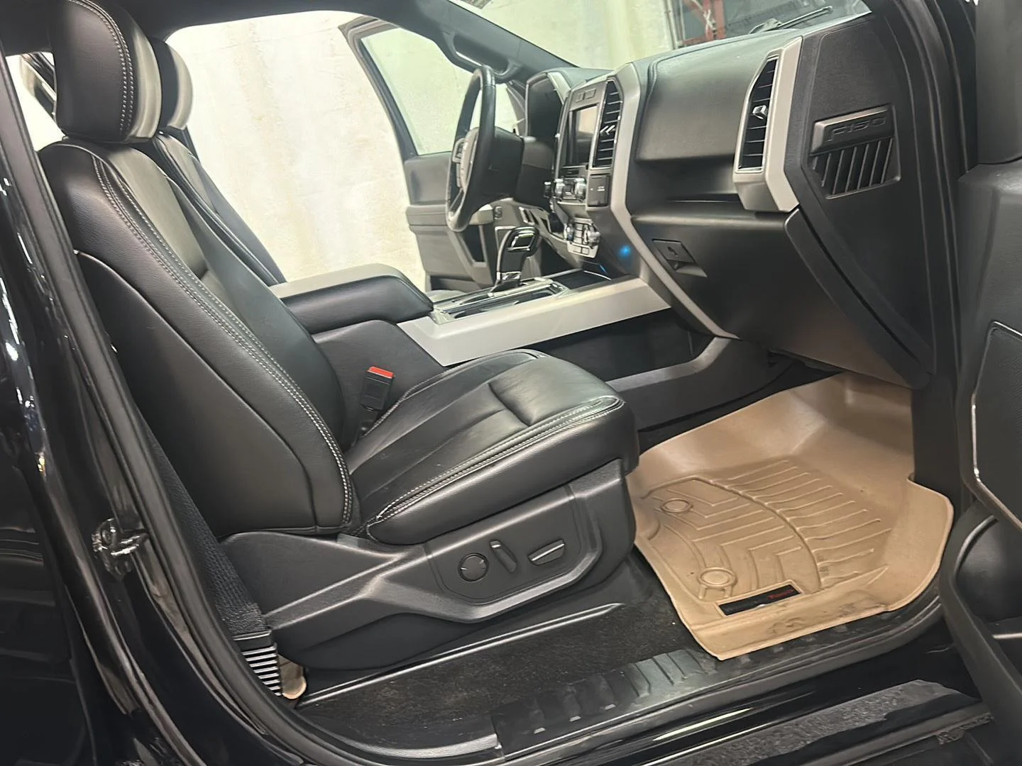 Used 2019 Agate Black Metallic Ford LARIAT image 29