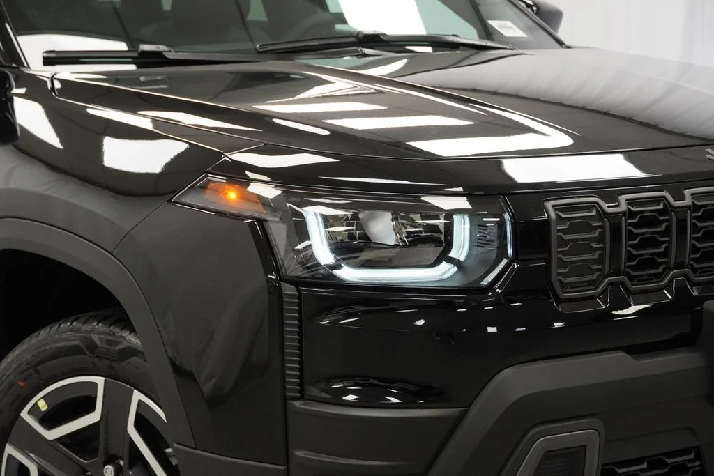 New 2026 Diamond Black Crystal Pearl-Coat Exterior Paint Jeep Limited image 5