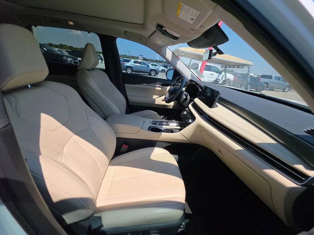 Certified Used 2024 White INFINITI LUXE image 25