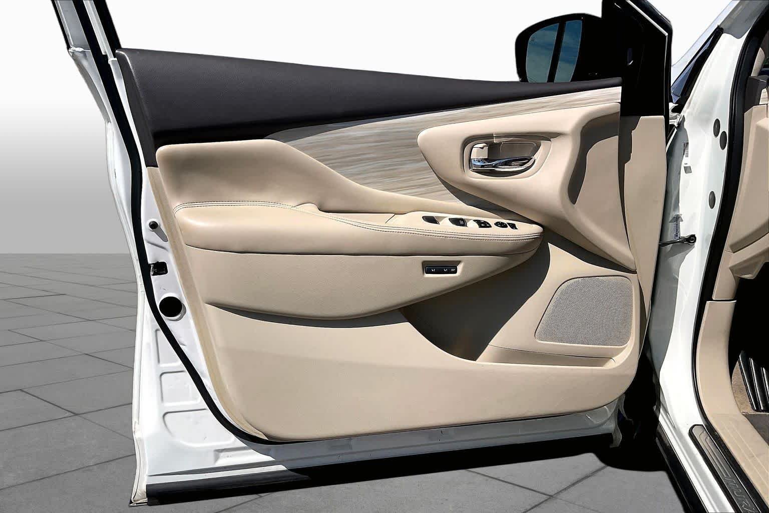 Used 2015 Pearl White Nissan SL image 20