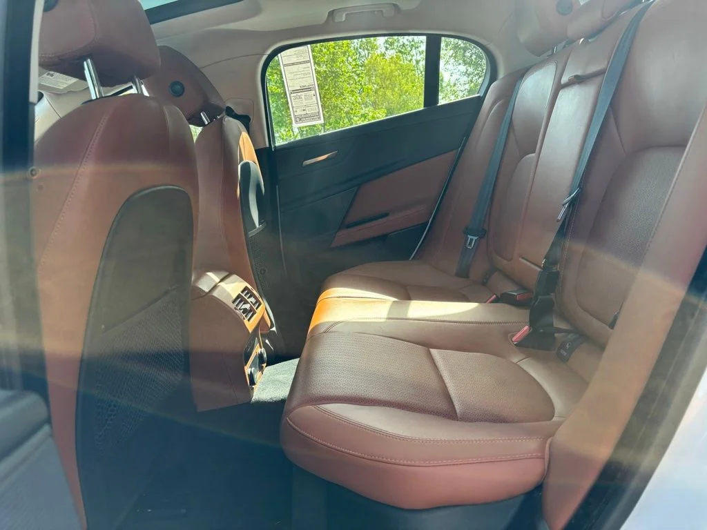 Used 2018  Jaguar 35t Portfolio Limited Edition image 12