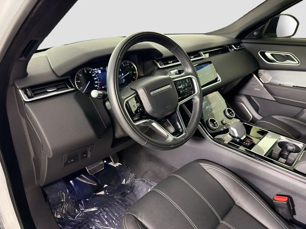 Used 2023 White Land Rover R-Dynamic S MHEV image 9