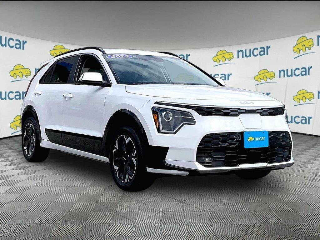Used 2023 White Kia Wind image 1