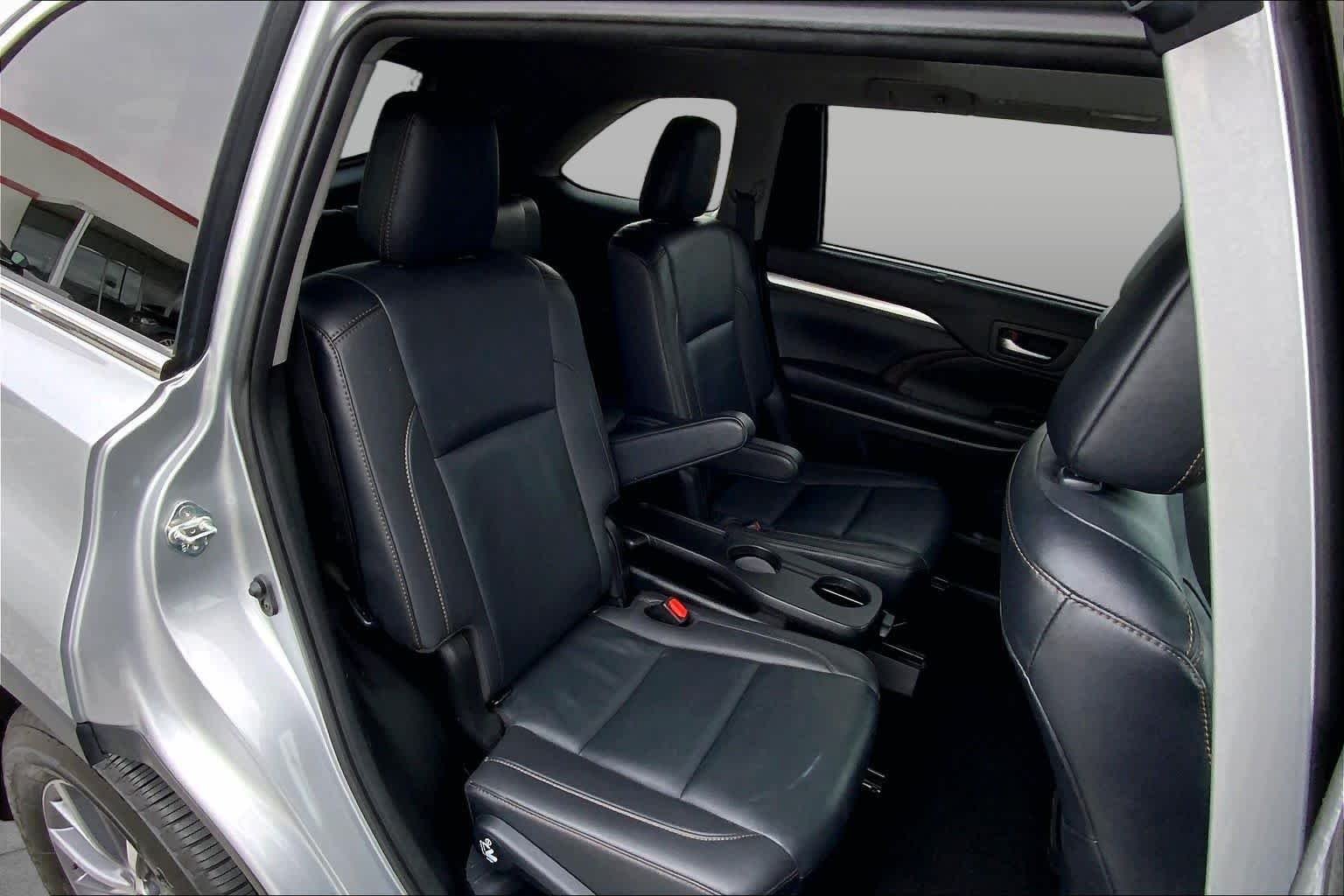 Used 2019 Celestial Silver Metallic Toyota XLE image 17