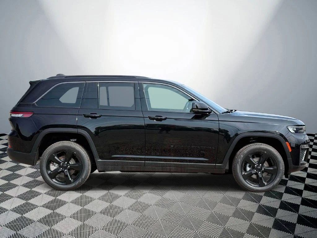 New 2026 Diamond Black Crystal Pearl-Coat Exterior Paint Jeep Limited image 5