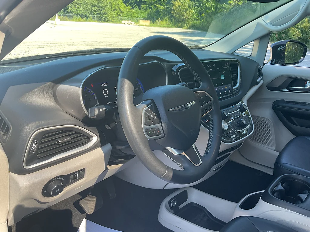 Used 2024 Bright White Clear Coat Chrysler Touring L image 10