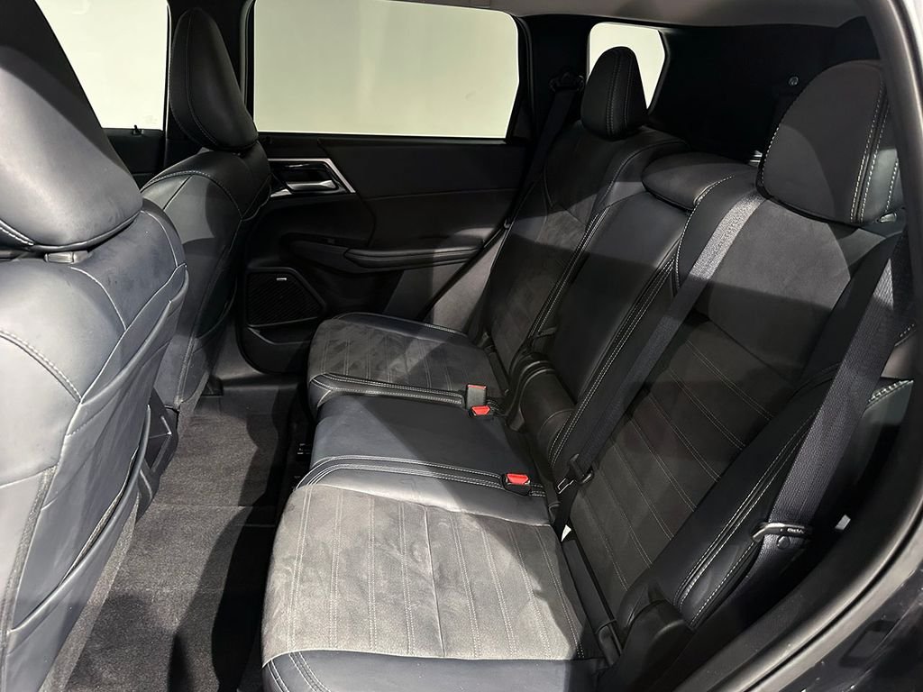 Used 2025 Silver Mitsubishi  image 18